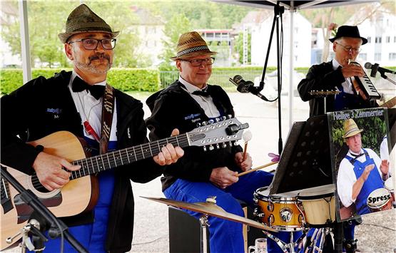 Die  „Heiligen3Zemmerner“ spielten im Biergarten Neckarrauschen auf. Bild: Karl-Heinz Kuball
