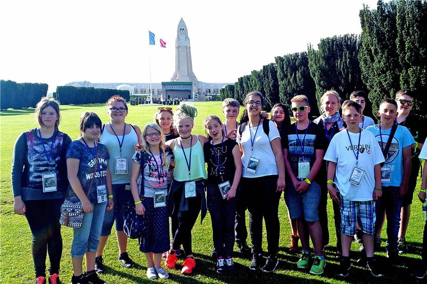 16 Jugendliche der Ergenzinger Gemeinschaftschule fuhren mit Schulleiterin Isabelle Vogt (sechste von links) zur Gedenkfeier „100 Jahre Schlacht von Verdun“.Privatbilder