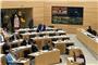 Abgeordnete der AfD-Fraktion verlassen im Landtag von Baden-Württemberg vor einer Wahl den Plenarsaal. Auf den Plätzen stellten die Abgeordneten zuvor Schilder mit der Aufschrift „Undemokratische Wahl“ auf. Foto: David Nau/dpa