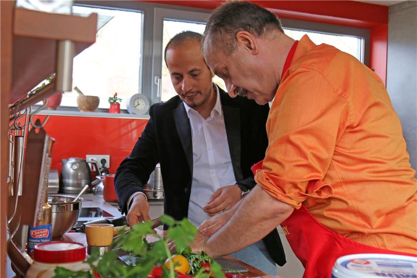 Alaa Edin Al Jababa (links) und Abdul Rahim Khalaf bereiten in der Küche von Eva Michielin das Essen für eine Feier vor. Bilder: Bernhard