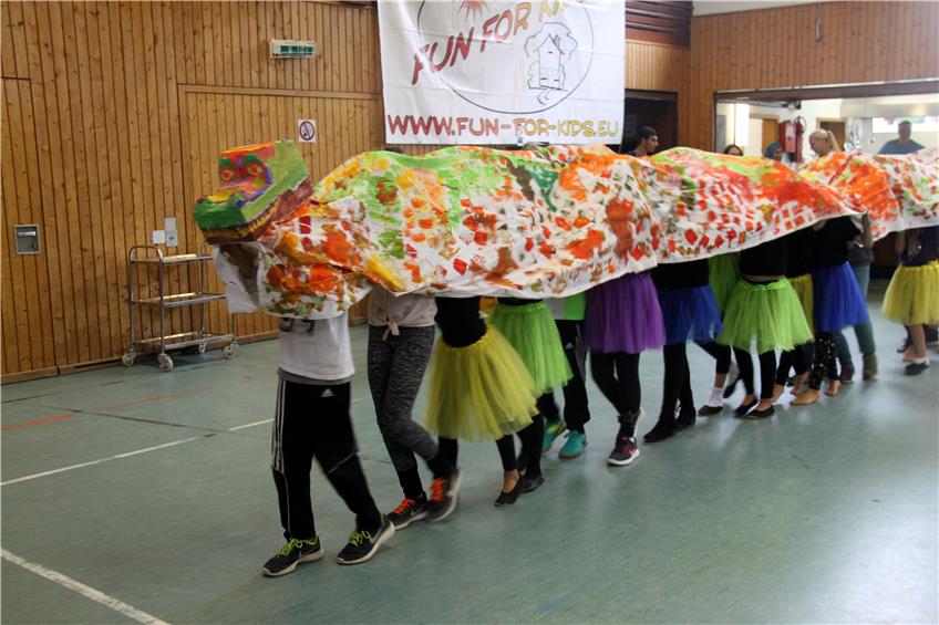 Als Drachen kostümiert tanzten einige Teilnehmer der Stadtranderholung von „Fun for Kids“ beim großen Abschlussfest am Freitagnachmittag durch die Turn- und Festhalle in Vöhringen.Bilder: Priotto