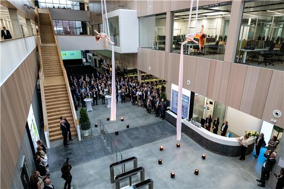 Artistik im großen Foyer des neuen, repräsentativen Baus von Erbe in Rangendingen, der rund 500 Beschäftigten Platz bietet.Bilder: Carolin Albers