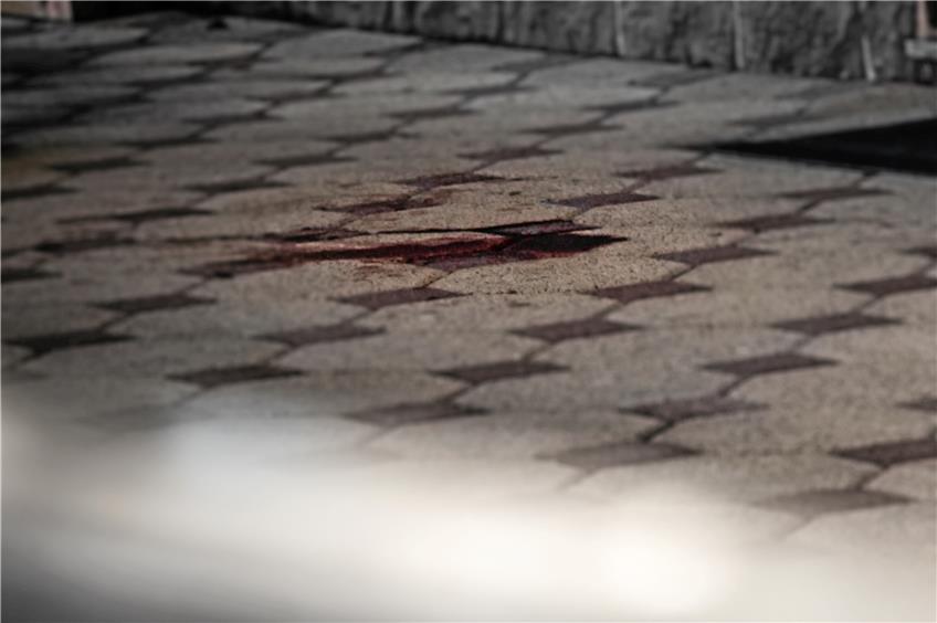 Auch Tage nach der Tat waren im November 2014 noch die Blutspuren vor dem Haus des Opfers in Dettingen zu sehen, wo das Opfer brutal zusammengeschlagen wurde. Im Mai stehen die beiden Angeklagten in Horb vor dem Schöffengericht.Archivbild: bbm