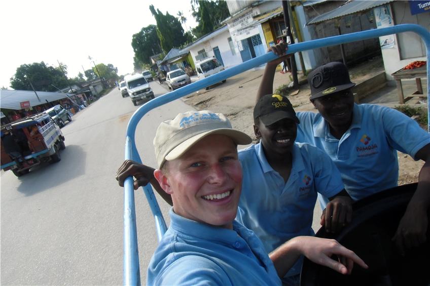 Auf dem Weg zur Arbeit auf Sansibar: Mathias Katz mit zwei einheimischen Kollegen.