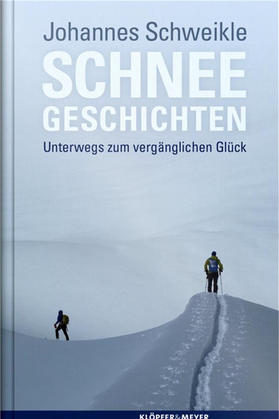 Autor Johannes Schweikle bei der Lesung in der Buchhandlung Dewitz (im Hintergrund Fotos von seinen Touren auf Grönland und im Schwarzwald). Bild: mz