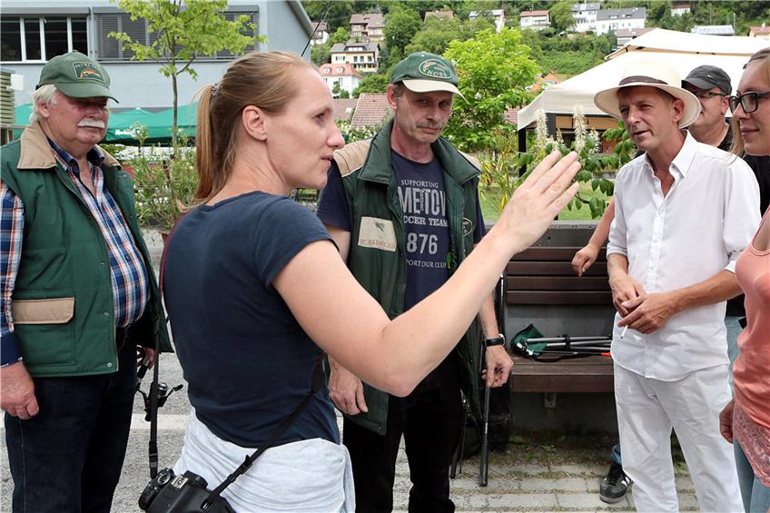Autorin Trieneke Klein (Zweite von links) erklärt Unternehmerin Julia Hopf, Tobias Haase, Werner Häusler und Wolfgang Beck (von rechts) die nächste Szene.