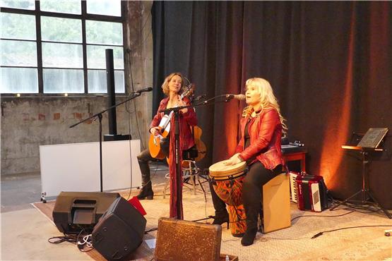 Barbara Gräsle und Biggi Binder traten in der „Halle 16“ als Duo „Hearts and Bones“ auf. Privatbild