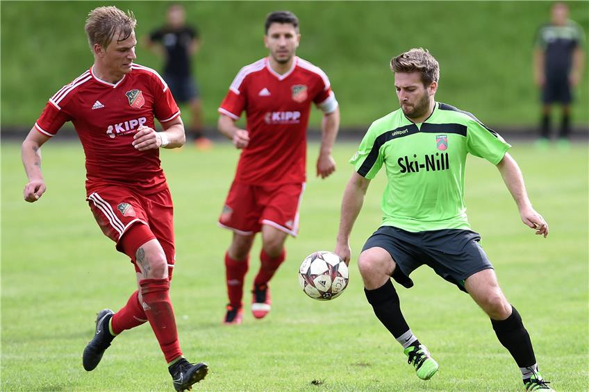 Beim FC Holzhausen (links Marco Sumser) schoss Armando Munoz (rechts) am letzten Spieltag der Vorsaison seinen bislang letzten Landesliga-Treffer. Durch das 4:1 blieb der SV Nehren in der Liga. Archivbild: Ulmer