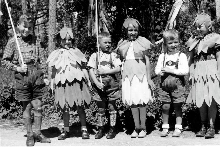 Beim Kinderfest um das Jahr 1955 hatte der Nachwuchs mit Kostümen offensichtlich viel Spaß.