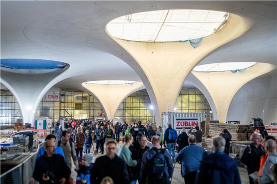 Besucher sehen sich während der „“Tage der offenen Baustelle“ am Stuttgarter Hauptbahnhof die Halle an, in der später die Züge Ein- und Ausfahren werden. Foto: Christoph Schmidt/dpa