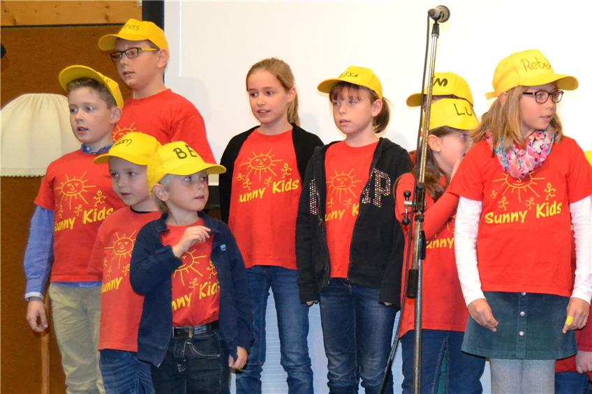 Kinderchor unterhält die Besucher beim Adventsnachmittag der evangelischen Kirchengemeinde Mühlheim-