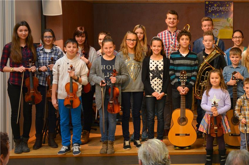 Gute Leistungen beim Vorspiel der 25 Musikschüler von Tamara und Valerij Deobald in der Empfinger Sc