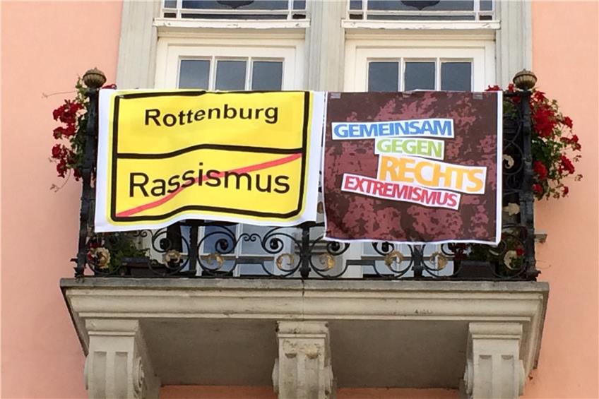 Die Stadtverwaltung reagierte sofort und hängte Anti-Rassismus-Plakate ans Rottenburger Rathaus