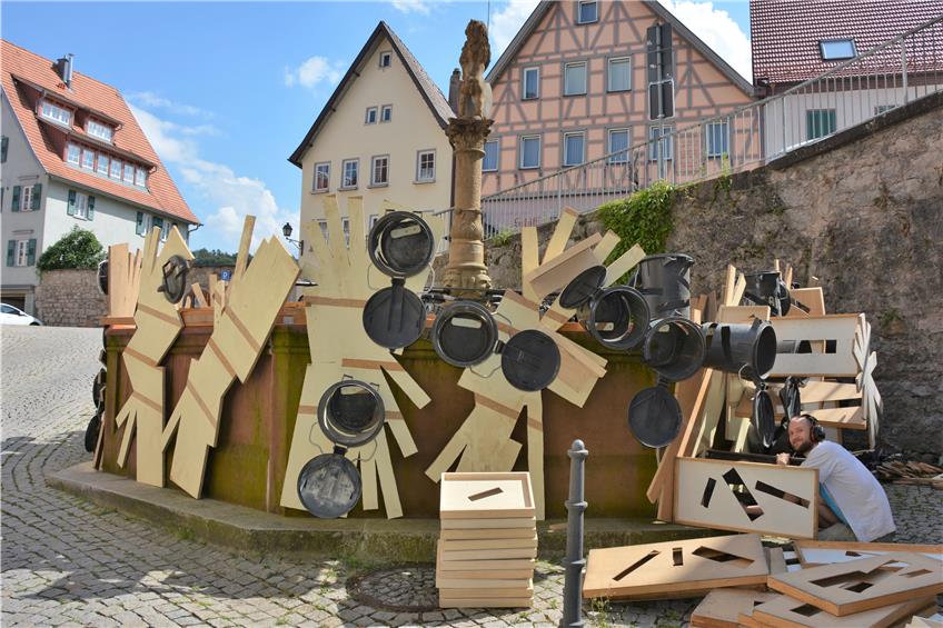 Künstler Christoph Mügge packt anlässlich seines auslaufenden Stipendiums ein Horber Monument in ein