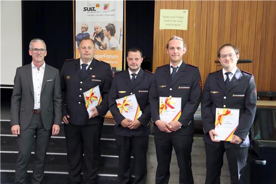 Neue junge Führungsriege dreier Feuerwehren erhält Urkunden