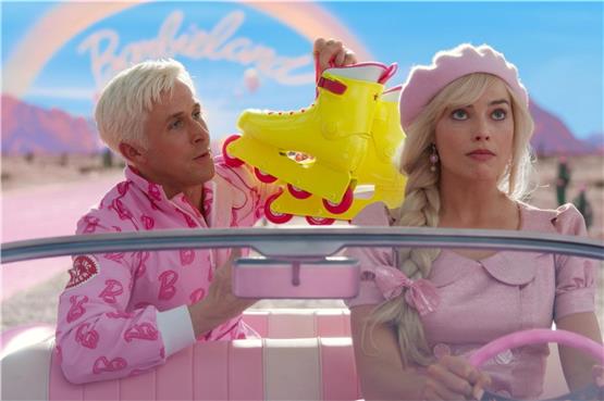 Da wird sogar die Wüste pink: Barbie (Margot Robbie) und Ken (Ryan Gosling) bei einer Spazierfahrt im Cabrio.Bild: Warner Brothers