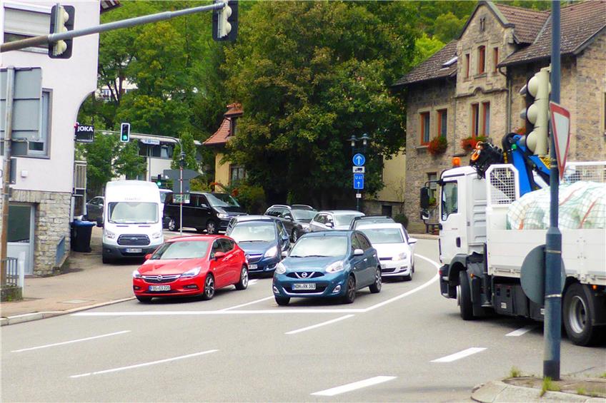 Das Kreuzungs-Nadelöhr Neckar-/Stuttgarter-/Mühlener-Straße. Die Linksabbieger (Mittelreihe) erhalten nur zehn Sekunden Grün und sechs Aufstellplätze.Bilder: Schmidt