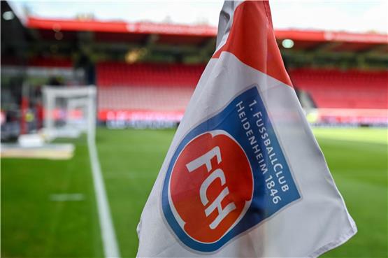 Das Logo des 1. FC Heidenheim ist auf einer Eckfahne zu sehen. Foto: Harry Langer/dpa