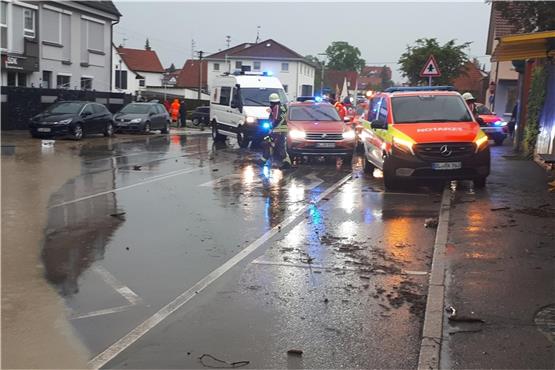Das Unwetter hat in Bisingen voll zugeschlagen. Weite Teile der Gemeinde waren überflutet, die Rettungskräfte im Großeinsatz. Bild: Matthias Badura