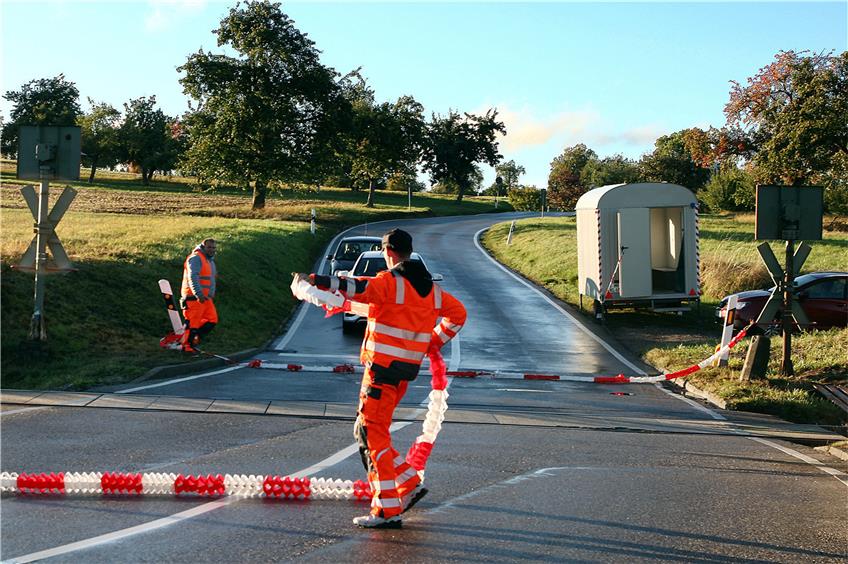Der Bahnübergang bei Talheim gilt als Gefahrenstelle. Im September 2015 fiel die Signalanlage nach einem Unfall mit einem Lastwagen aus, Arbeiter regelten den Verkehr. Archivbild: Kuball
