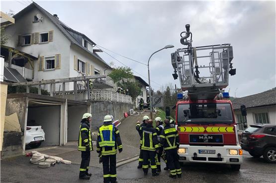 Der Feuerwehreinsatz beim Brand in der Mühringer Oberdorfstraße. Bild: Marike Schneck