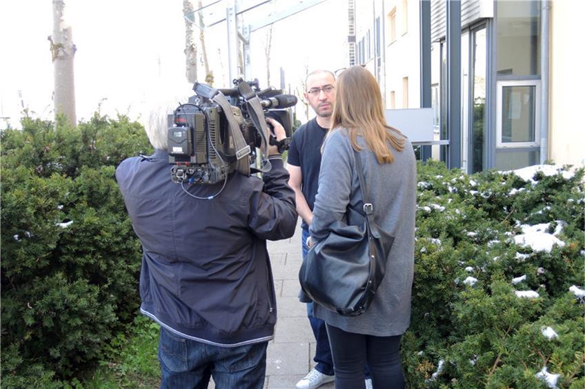 Der Hausmeister der Wohnanlage gestern beim Kamerainterview mit Reportern des Senders RTL.