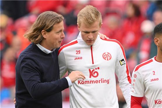 Der Mainzer Trainer Bo Henriksen (l) und Jonathan Burkhardt (M). Foto: Torsten Silz/dpa
