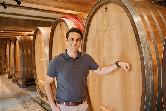 Der Mitinhaber des Europa-Parks, Thomas Mack, steht nebem einem Weinfass im Château Ollwiller im ostfranzösischen Wuenheim. Foto: Europa-Park/dpa