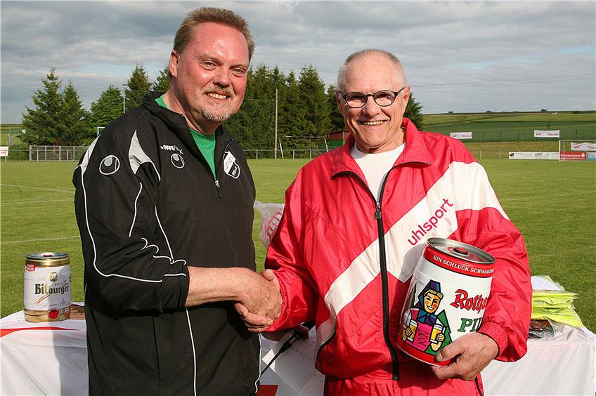Der Rohrdorfer Rudi Reiser (76), der allerdings für Kusterdingen spielt, bekam von Böckle auch schon Trinkbares als Preis überreicht.