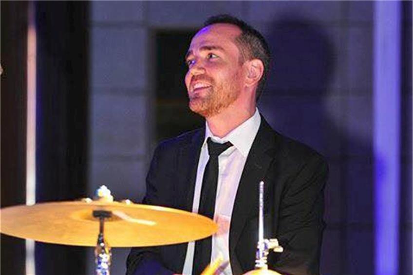 Der Schlagzeuger im Einsatz bei einem Konzert in Doha.