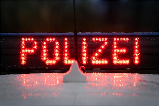 Der Schriftzug „Polizei“ auf einem Polizeiwagen. Foto: Soeren Stache/dpa/Symbolbild