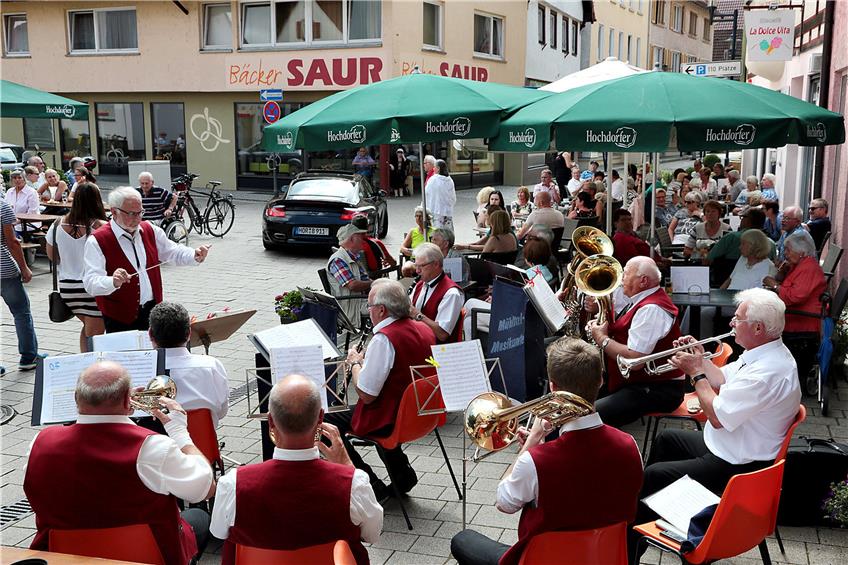 Der Verkehr war beim Konzert der Mühltal-Musikanten in der Neckarstraße durchaus etwas hinderlich.