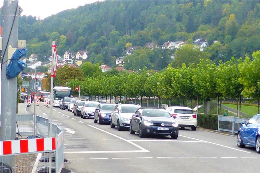 Der fast tägliche Verkehrsstau in der Horber Dammstraße: Auf einer Einzelspur geht es auf die Umleitungsstrecke zum Autobahnzubringer.