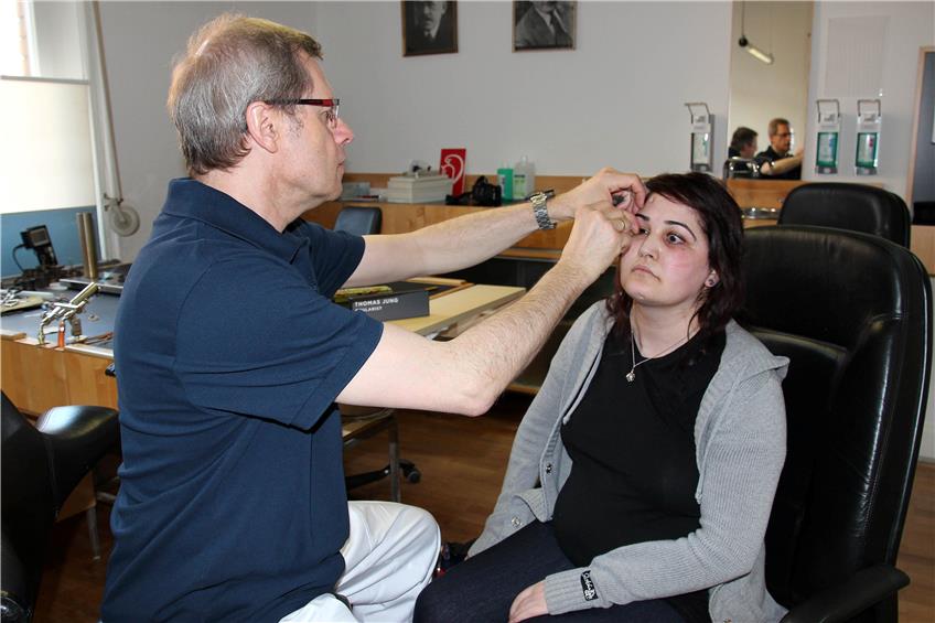 Der große Moment für Meral Celik: Wie fühlt sich die neue Augenprothese an, die Ocularist Thomas Jung einsetzt.Bild: fei