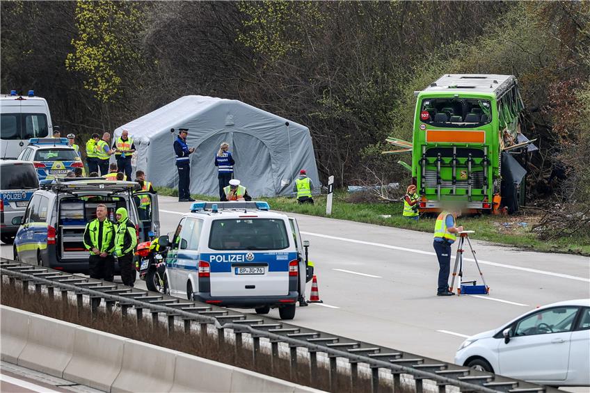 Der verunglückte Bus an der Unfallstelle auf der A9 bei Leipzig.  Foto: Jan Woitas/dpa