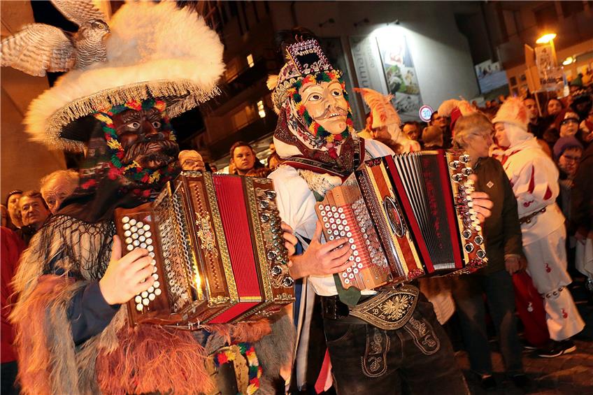 Die Amraser Matschgerer aus Österreich bereicherten den Nachtumzug mit Klängen der steirischen Harmonika.