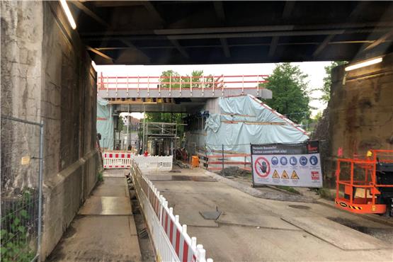 Die Bahnbrücke in der Ergenzinger Gosbertstraße wird voraussichtlich schneller installiert als erwartet. Bild: Stadtverwaltung