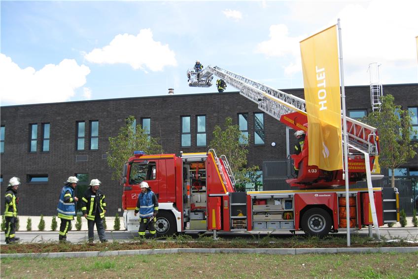 Die Feuerwehr war am Samstag auf dem Dach des Neubaus an der Mössinger Ludwigstraße im Einsatz. Bild: Feuerwehr