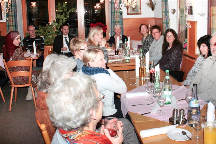 Die Gemeinde Starzach lud Flüchtlingshelfer/innen zum Essen in den Felldorfer „Hirsch“, ein. Bild: Straub