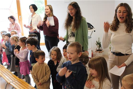Die Kinder begrüßten die Gäste mit dem Lied „Wir feiern heute ein Fest“ in ihrem neuen Kindergarten. Bild: Gabriele Weber