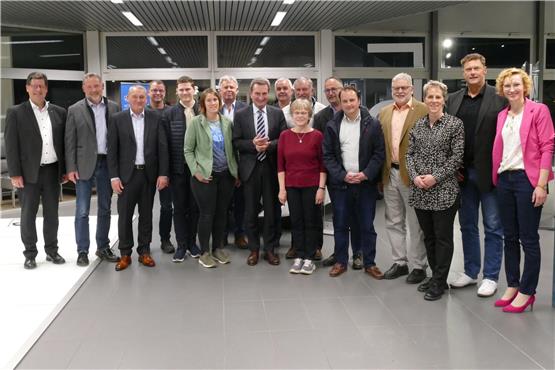 Die Mitglieder des CDU-Stadtverbands Horb mit Günther Oettinger (Mitte, mit Krawatte). Mit dabei waren auch Freudenstadts OB Julian Osswald (links) und der Horber OB Peter Rosenberger (Zweiter von rechts). Bild: Jochen Stöhr