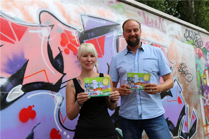 Die Organisatoren des Sommerferien-Programms, Madeleine Wolf und Markus Guse, vor der Graffiti-Wand beim Marmorwerk. Bild: Wilke