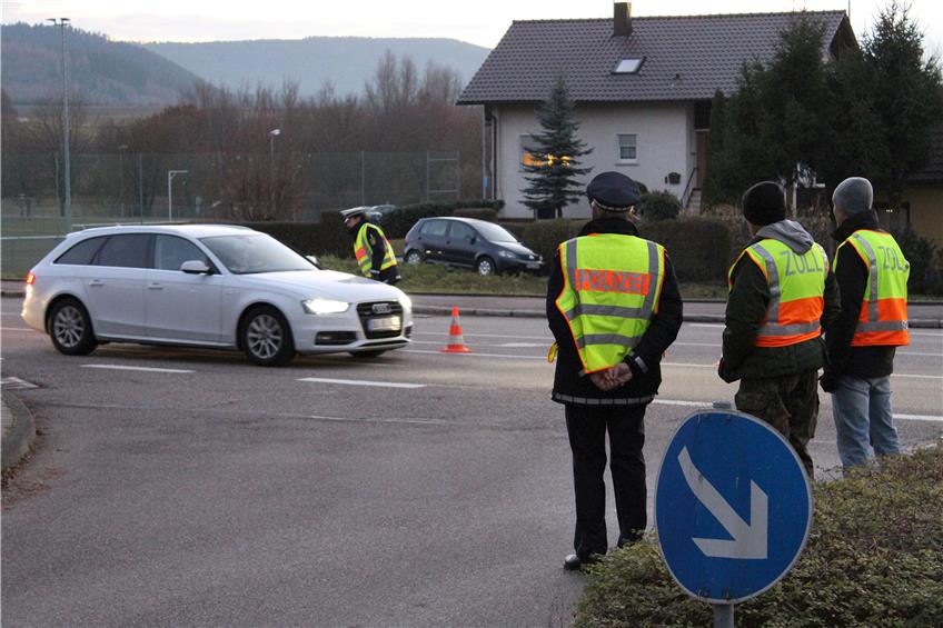 Die Polizei kontrollierte am Montagabend in Empfingen die Autos, die von der Autobahn kamen. Bild: sav