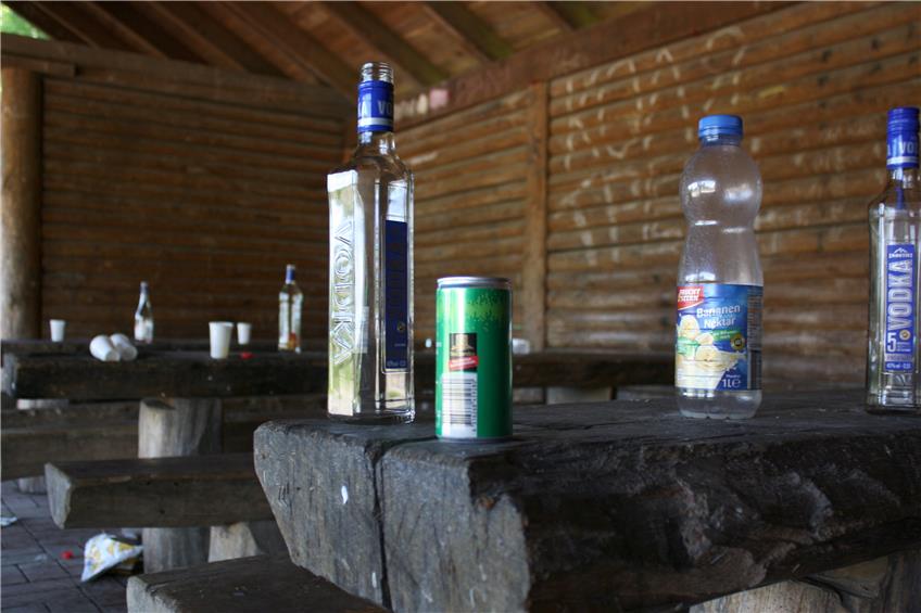 Die Schutzhütte am Samstagmorgen, 21. Mai: Sie ist nicht nur vermüllt, sondern riecht auch wenig einladend nach abgestandenem Rauch und Bier.