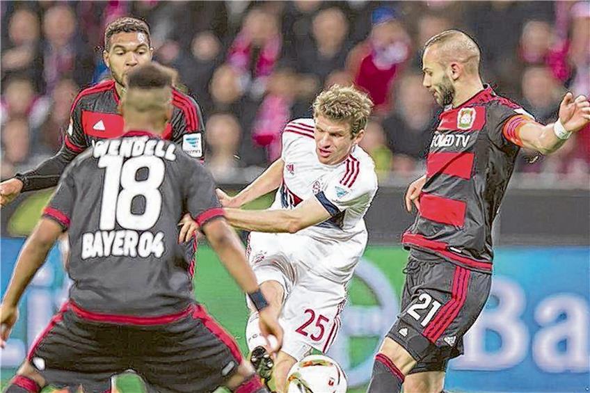 Die beiden Leverkusener Wendell (links) und Toprak (rechts) können Thomas Müller nicht am Abschluss hindern. Ins Ziel fand der Ball nicht. Foto: Imago