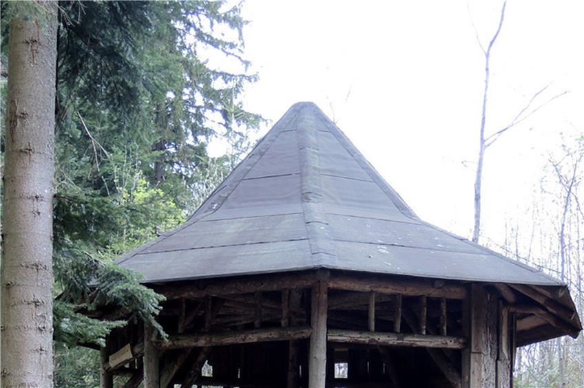 Die frühere Riehlhütte am Kienberg. Holzbaulich leicht lädiert schon, aber ordentlich aufgeräumt.