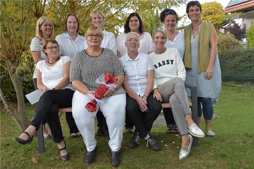 Die langjährige Talheimer Kindergartenleiterin Marianne Maier (vorne, Zweite von links, mit ihren Kolleginnen) tritt nun den Ruhestand an. Bild: Hötzel