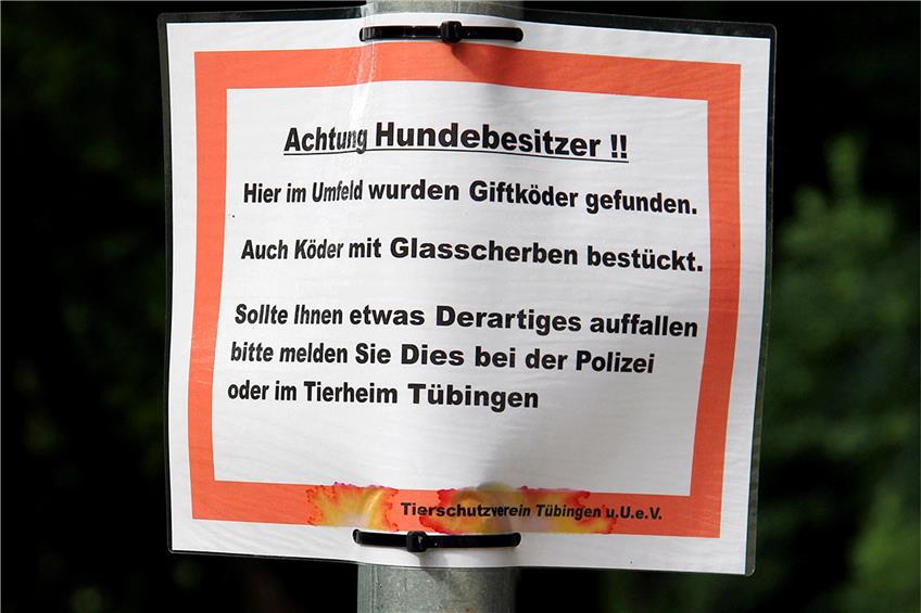 Diese Schilder sollen Hundebesitzer im Tübinger Süden warnen. Bild: Hahn