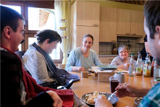 Dorothea Kliche-Behnke (Mitte) zu Gast beim Mittagessen im KBF Wohnhaus Bild: Uli Rippmann
