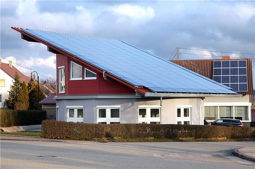 Dort, wo Haiterbacher Steige und Birkenstraße im Neubaugebiet im unteren Talheim, aufeinandertreffen, steht das Solarhaus von Roland Klink. Bild: Kuball